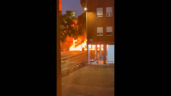 Bus set on fire amid unrest in Amadora, Portugal