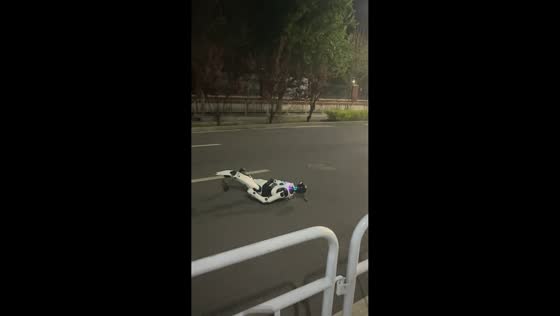 Robot falls during night marathon in Beijing, China
