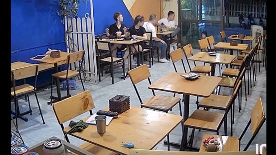 Startling mishap at Bontea milk tea shop: little girl's unfortunate slip and bump