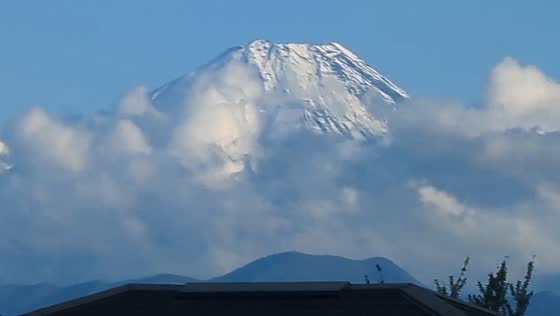 Snow-capped Mt. Fuji emerges after rain: a time-lapse view