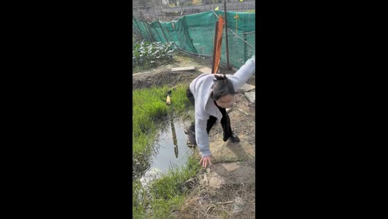 Woman slips while avoiding puddles in Zhejiang, China