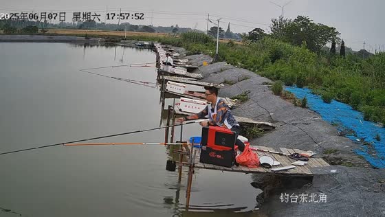 Man falls into water while trying to save fishing rod in Jiangsu, China