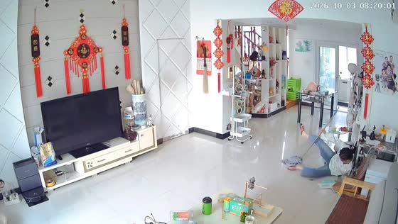 Woman slips on freshly mopped floor in Hubei, China