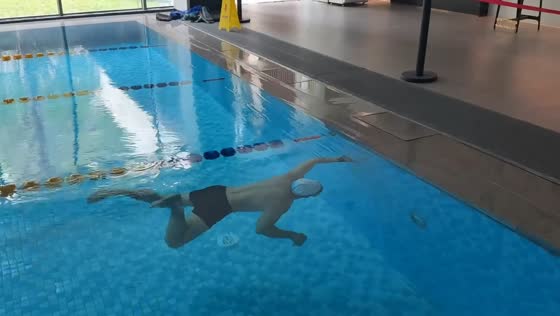 Swimmer bumps into pool wall during underwater glide in Shaanxi, China