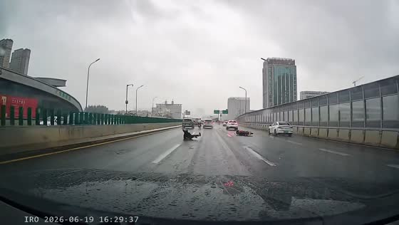 Motorcycle rider slips and falls during wet road overtaking in Shandong, China 