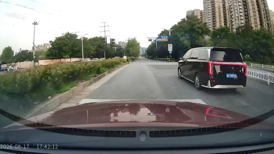 Car narrowly avoids children crossing at intersection in Zhejiang, China