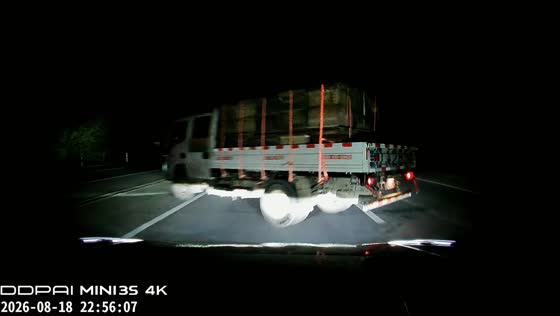 Flatbed truck cuts across highway in close call in Xinjiang, China