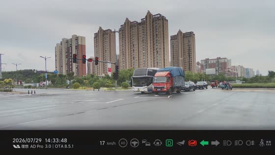 Bus collides with turning car at intersection in Henan, China