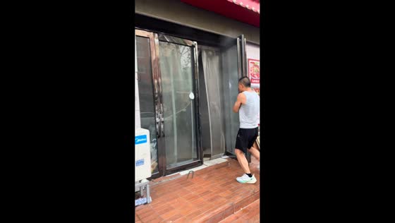 Prompt neighbor response to restaurant fire in Henan, China