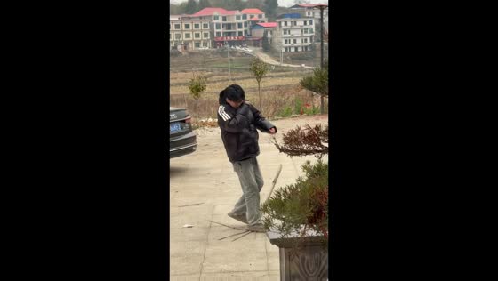 Man accidentally hits himself with bamboo during mishap in Tibet, China