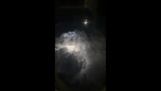 Passenger captures spectacular lightning storm from airplane in Charlotte, USA