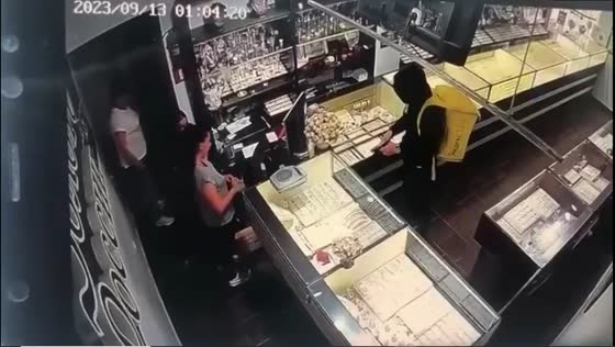 Clumsy Maykop jewelry store robber nearly loses weapon during heist