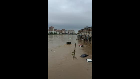 Severe flooding submerges streets and vehicles in Hubei, China