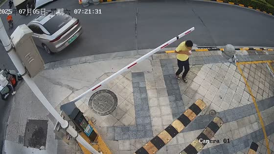 Man struck by barrier arm and bends railing in frustration in Anhui, China