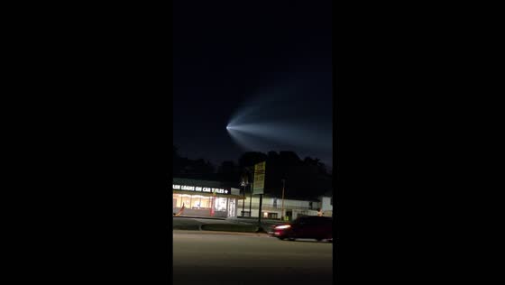 SpaceX Falcon 9 launch creates a glowing “space jellyfish” in Greenville, USA