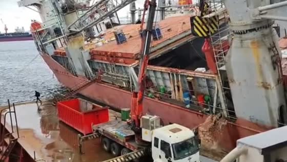 Ro-Ro cargo vessel tilts dangerously during maintenance in Tuzla, Turkey