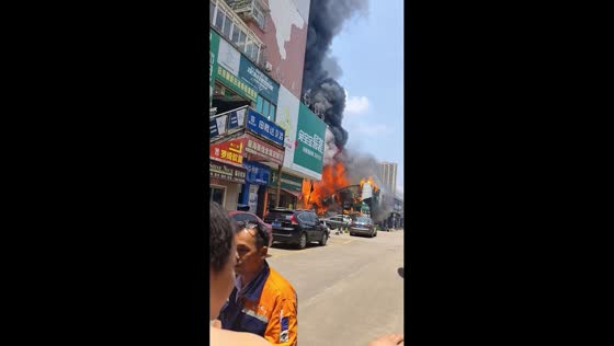 Massive fire engulfs commercial building in Huangshi, Hubei, China