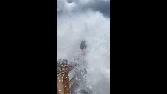 Sabang surprise: wave crashes photo op in Indonesia