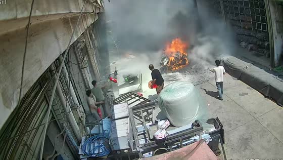 Motorcycle bursts into flames as bystanders rush to extinguish fire in Yunnan, China