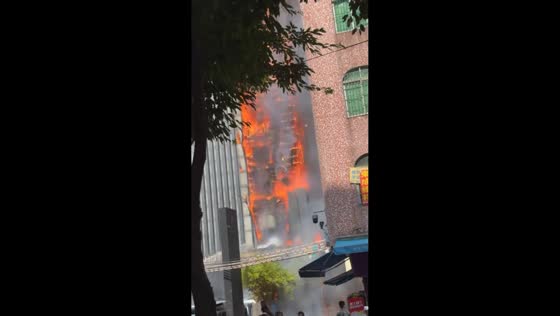 Massive fire tears through commercial building in Guangdong, China