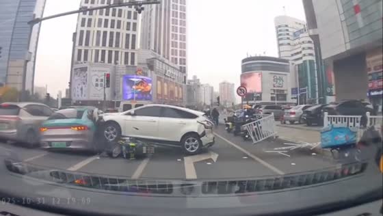 Sudden multi-car collision on city road in Tianjin, China