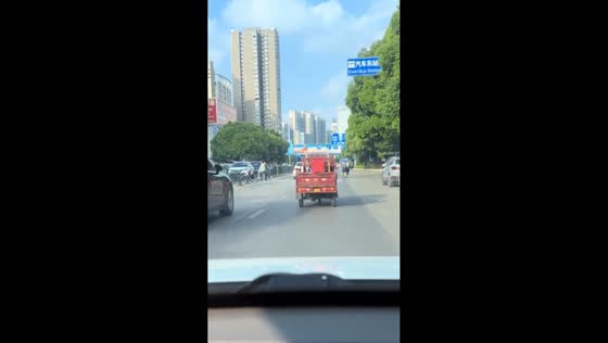 Rickshaw e-bike roof falls off after hitting bumps in Guizhou, China