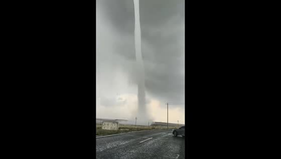 Massive waterspout forms near S105 highway in Ulanqab, China