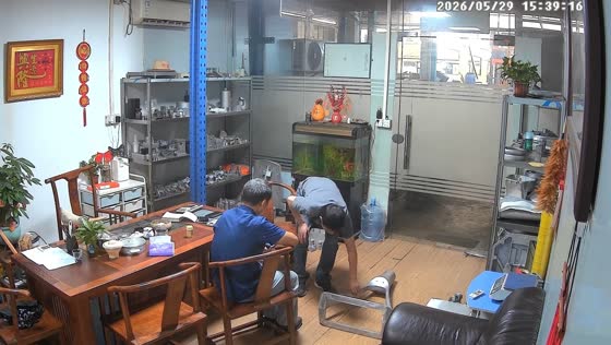 Glass door suddenly shatters inside house in Guangdong, China