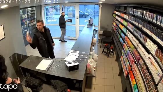 Man attacks vape shop salesperson and smashes store windows in Yaroslavl, Russia