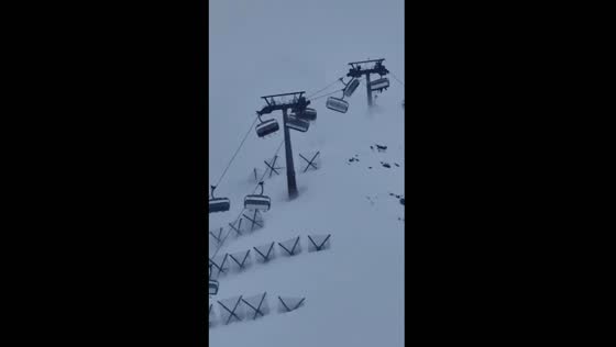 Storm chaos: cable chairs damaged, people stranded in Cervinia, Italy