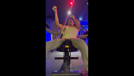Gym mishap with chest fly machine in Almada, Portugal