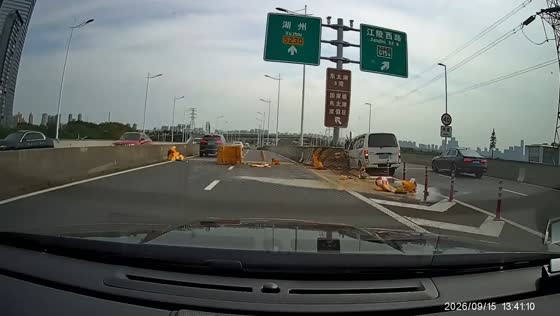White van crashes into barrier at highway exit in Jiangsu, China