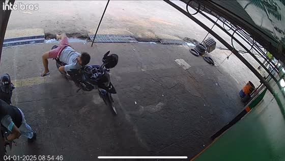 Man falls after motorcycle moves in Santarém, Brazil