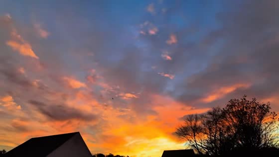 Stunning sunrise timelapse captures sky’s transition in Chester, Virginia, USA