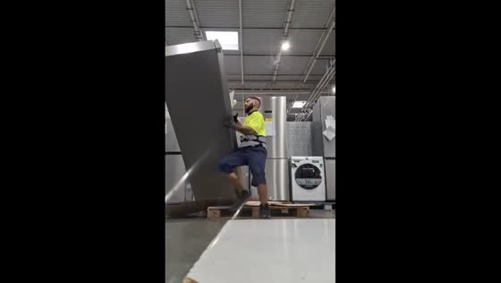 Refrigerator falls while being moved in Barcelona