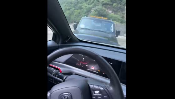 SUV crashes into couple's car by riverbank in Shaanxi Province, China