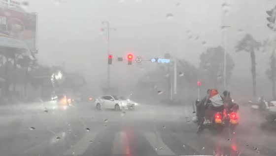 Sudden rainfall with strong winds hits Hunan, China