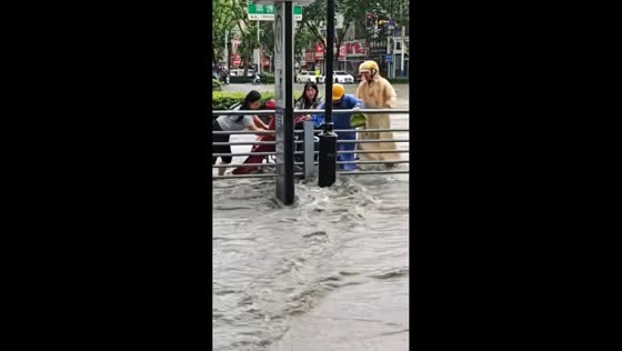Passersby rescue wheelchair user trapped in floodwaters in Anhui, China