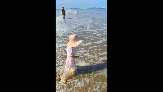 Beach wave knocks girl off her feet in Anhui, China