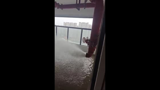 Burst fire pipe floods high-rise building in Guangdong, China