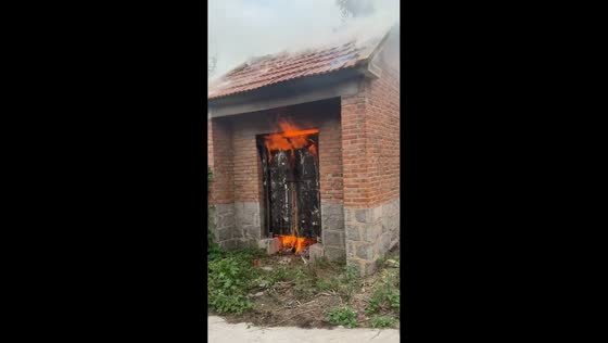 Fire breaks out in private courtyard in Jiangsu, China