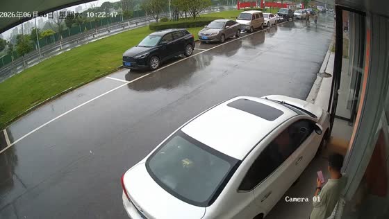 Car strikes glass doorway during rainy driving mishap in Jiangxi, China