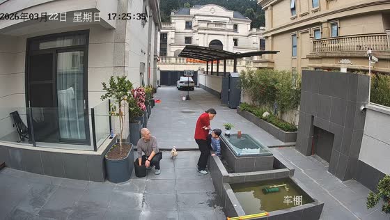 Woman rescues child after slip in Sichuan, China