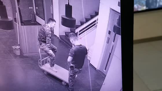 Man falls from hand truck after losing balance in Shandong, China