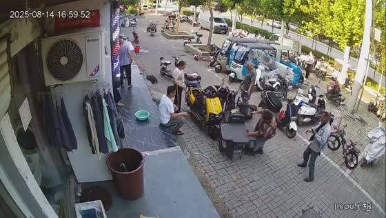 Runaway motorcycle causes chaos on pavement in Anhui, China