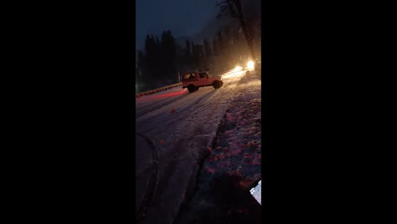 Vehicle loses control on snowy road in Manali, India