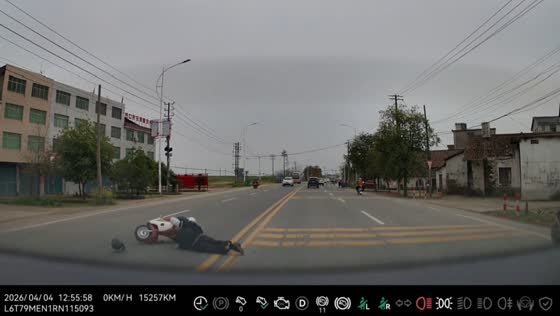 Scooter rider falls after sudden turn on highway in Jiangxi, China