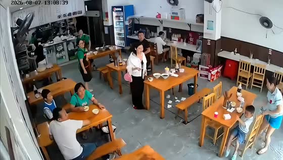 Restaurant shaken by 5.2-magnitude earthquake in Sichuan, China