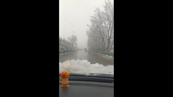Snow slides off car roof and blocks windshield while driving in Shaanxi, China