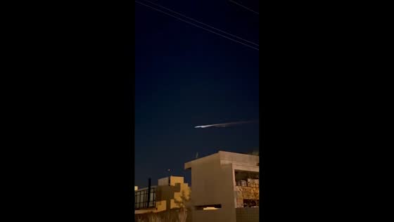 Glowing object streaks across night sky in Puerto Madryn, Argentina